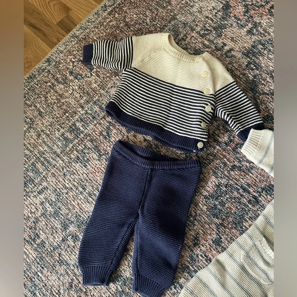 Baby gap bundle 0-3 month, 2 sweater outfits. EUC, so soft and warm.